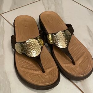 Crocs Sanrah Flip Flops Womens Hammered Gold Circle Wedge Brown Sandals Sz 8W